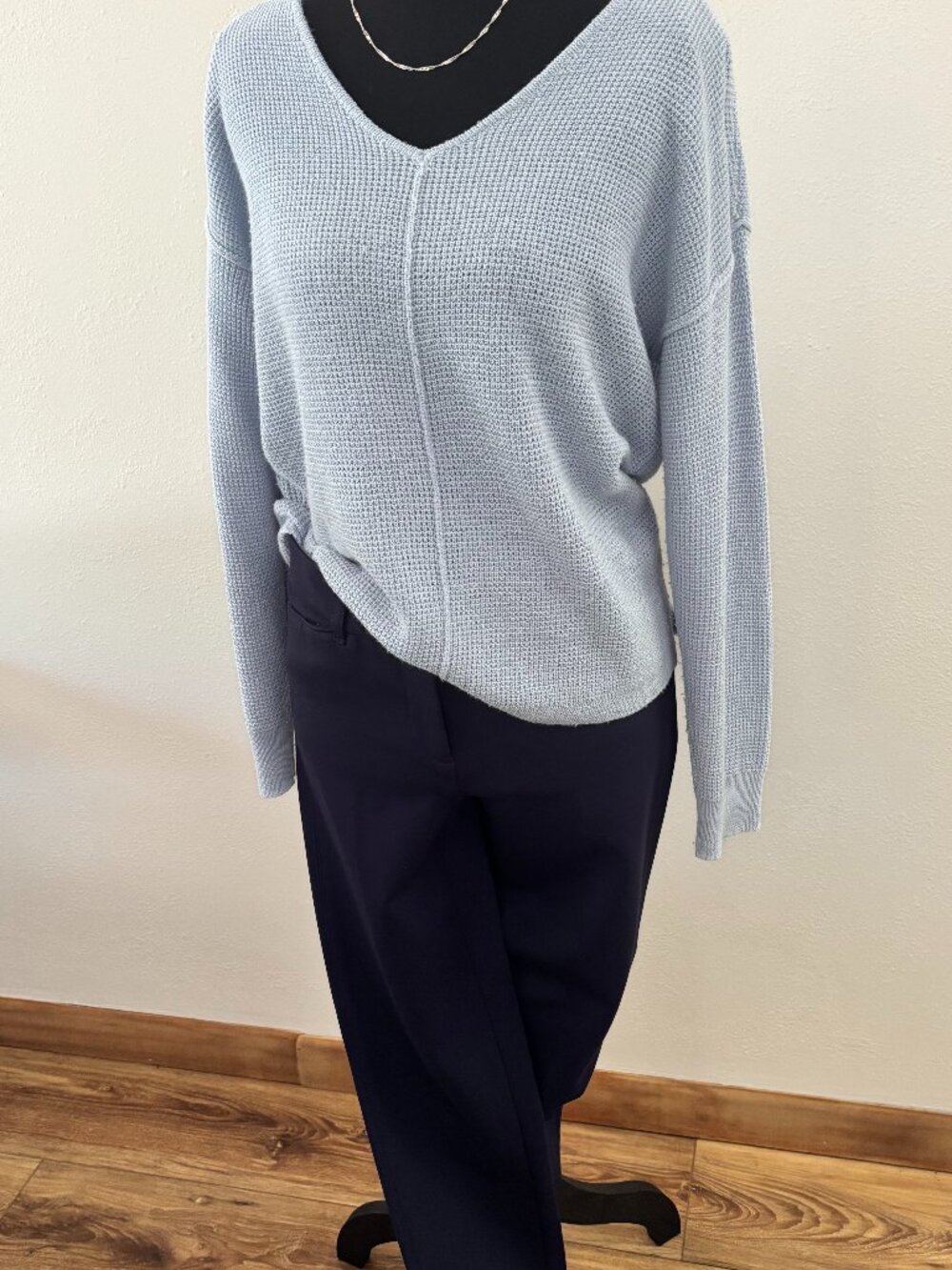 White House Black Market navy blue slim ankle dress pants / slacks in a Size 0 R